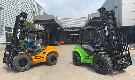 3000kg-5000kg 4wd Forklift Tanah Bergelombang Off Road Forklift Truk Lift