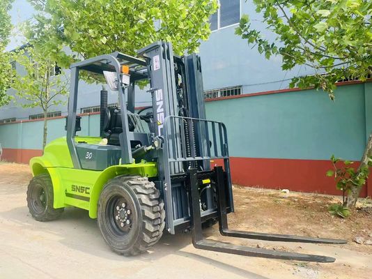 3000kg-5000kg 4wd Forklift Tanah Bergelombang Off Road Forklift Truk Lift